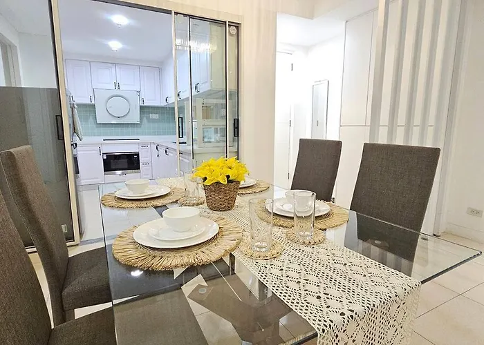 The Infinity Towers In Bgc - Spectacular 2br Near Hight Street Manila